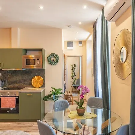 Jungle With 2 Bathrooms *