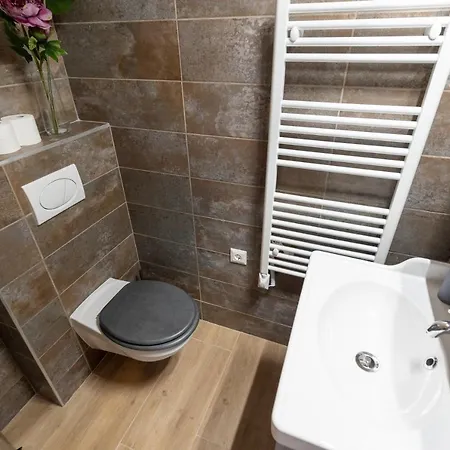 Jungle With 2 Bathrooms *