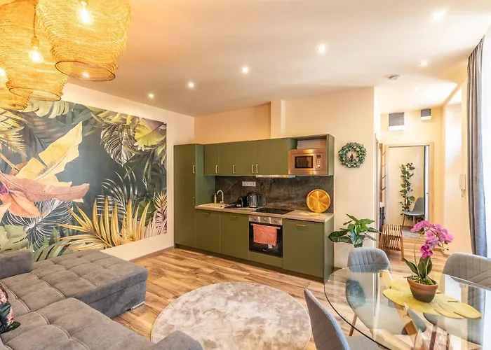 Jungle With 2 Bathrooms