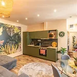 Jungle With 2 Bathrooms