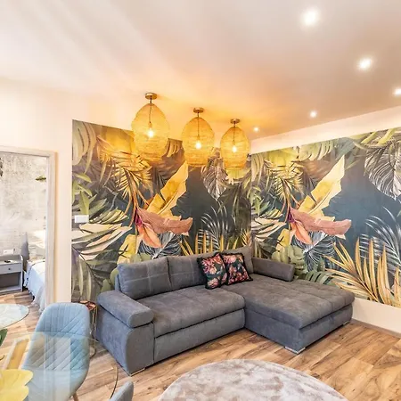 Jungle With 2 Bathrooms