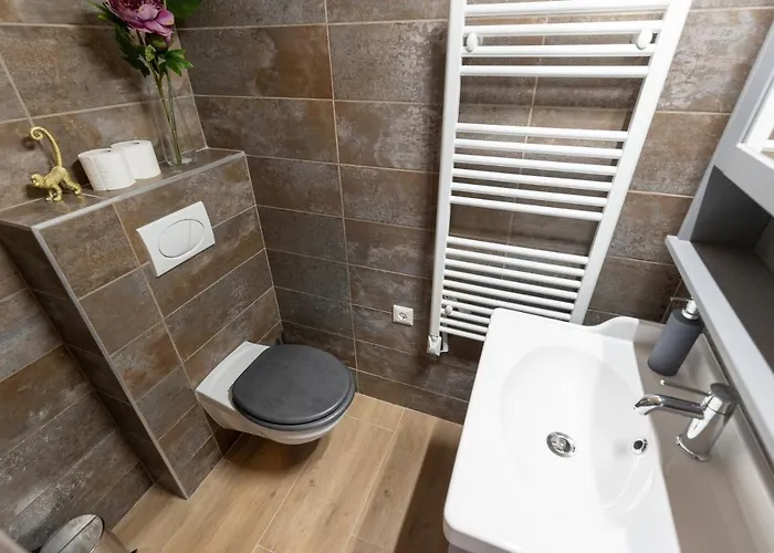 Jungle With 2 Bathrooms *